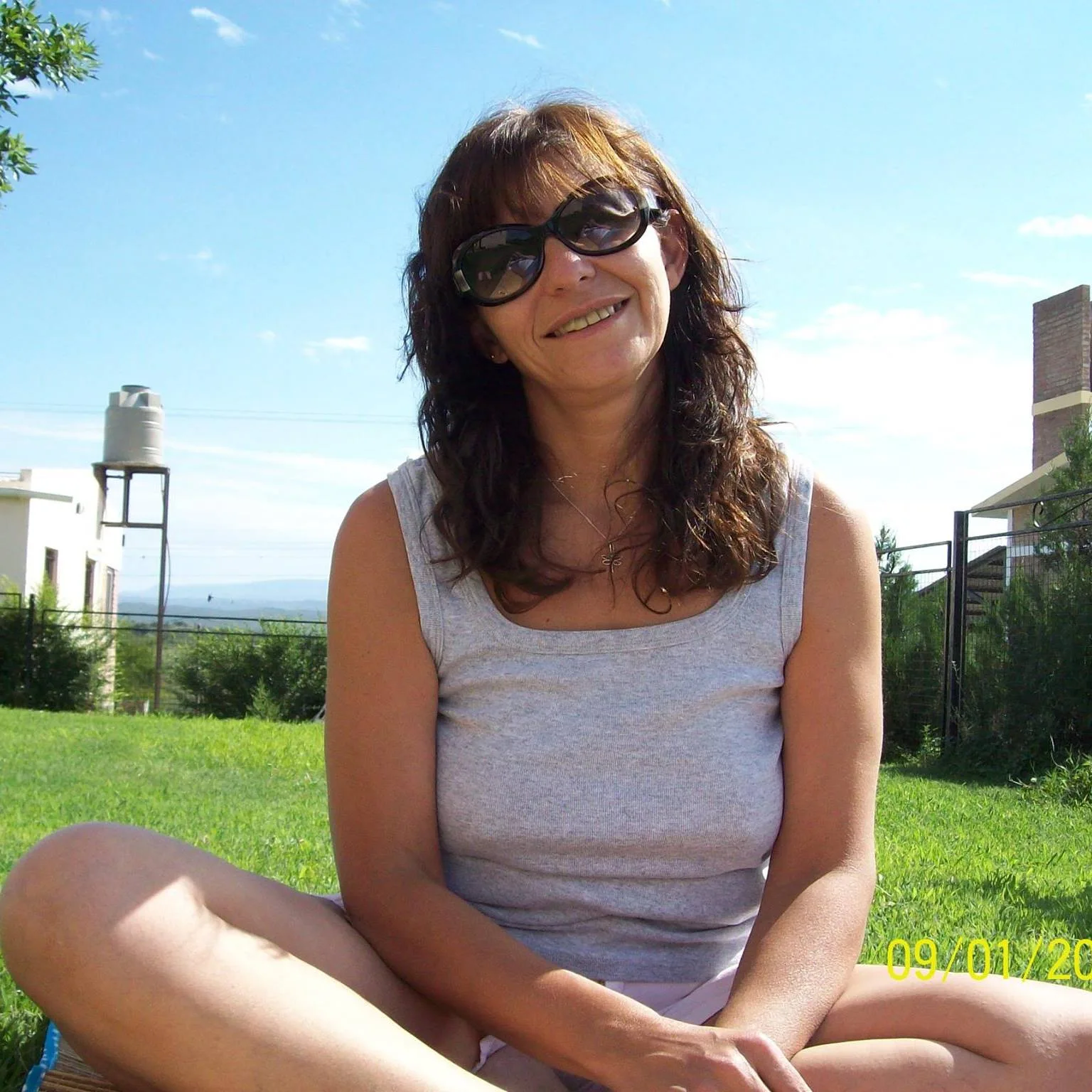 Elita Reyes Godoy sentada al aire libre