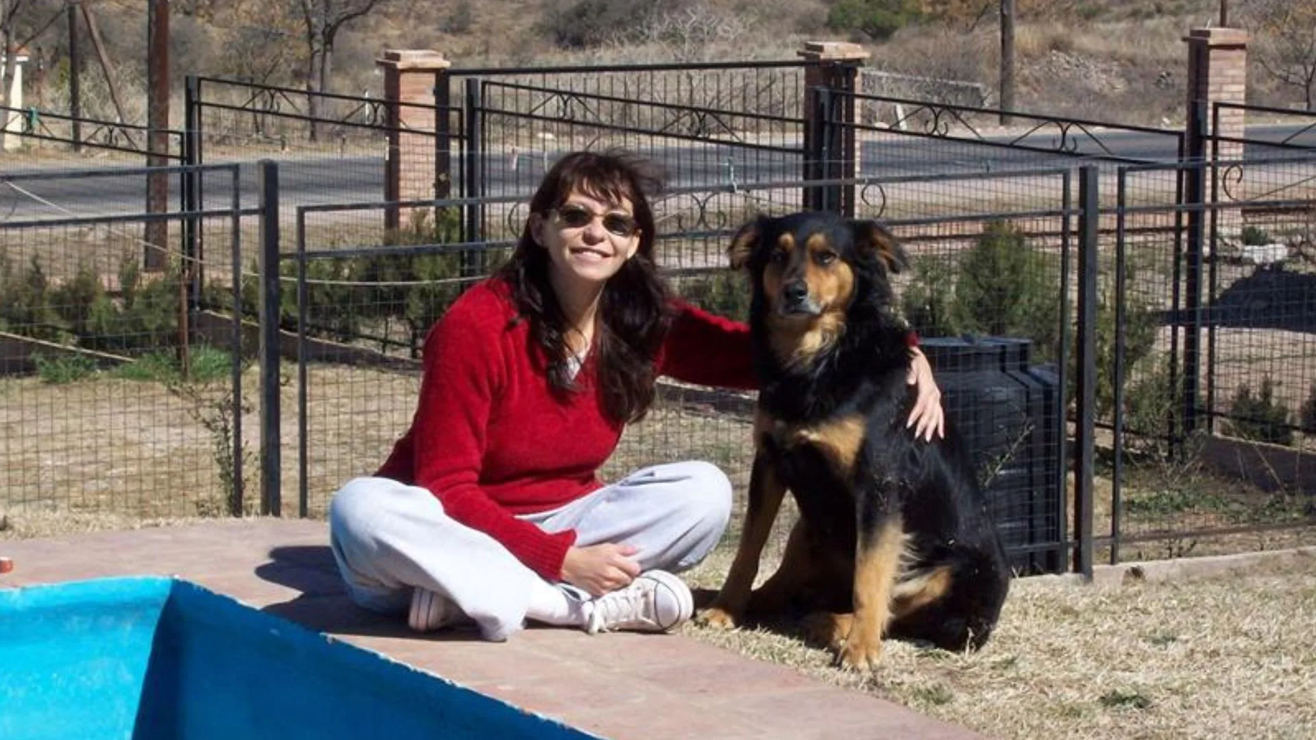 La productora radial Elita Reyes con su perro