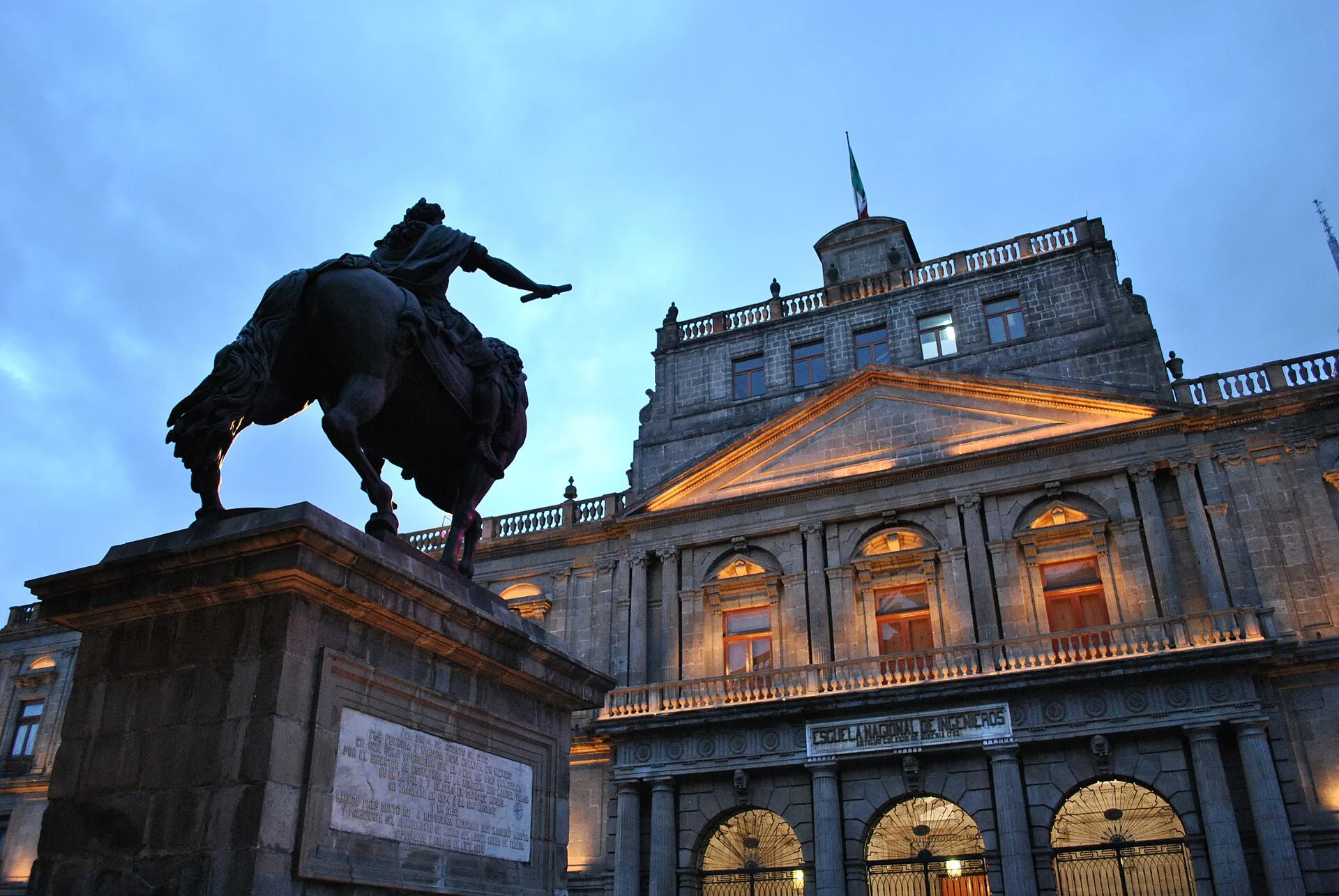 Estatua de Carlos IV frente al Palacio de Minería. Centro Histórico de México DF.