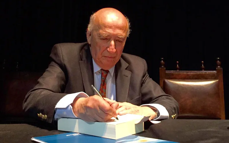 Francisco Felipe Yofre firmando su libro