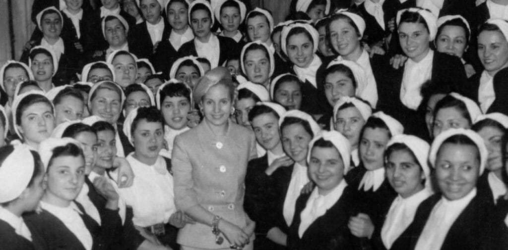 Evita Perón en la Escuela de Enfermería. Foto: Clarín.