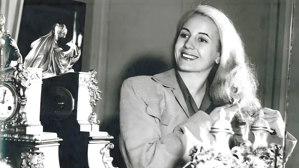 Evita peinándose frente al espejo