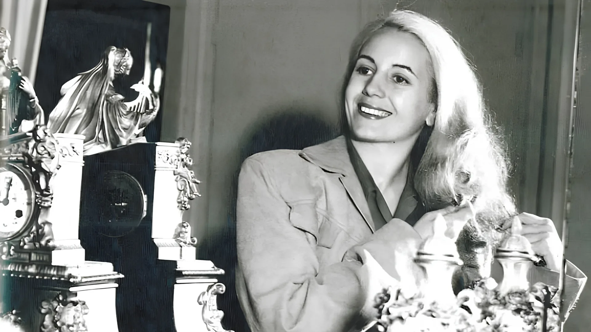 Evita peinándose frente al espejo