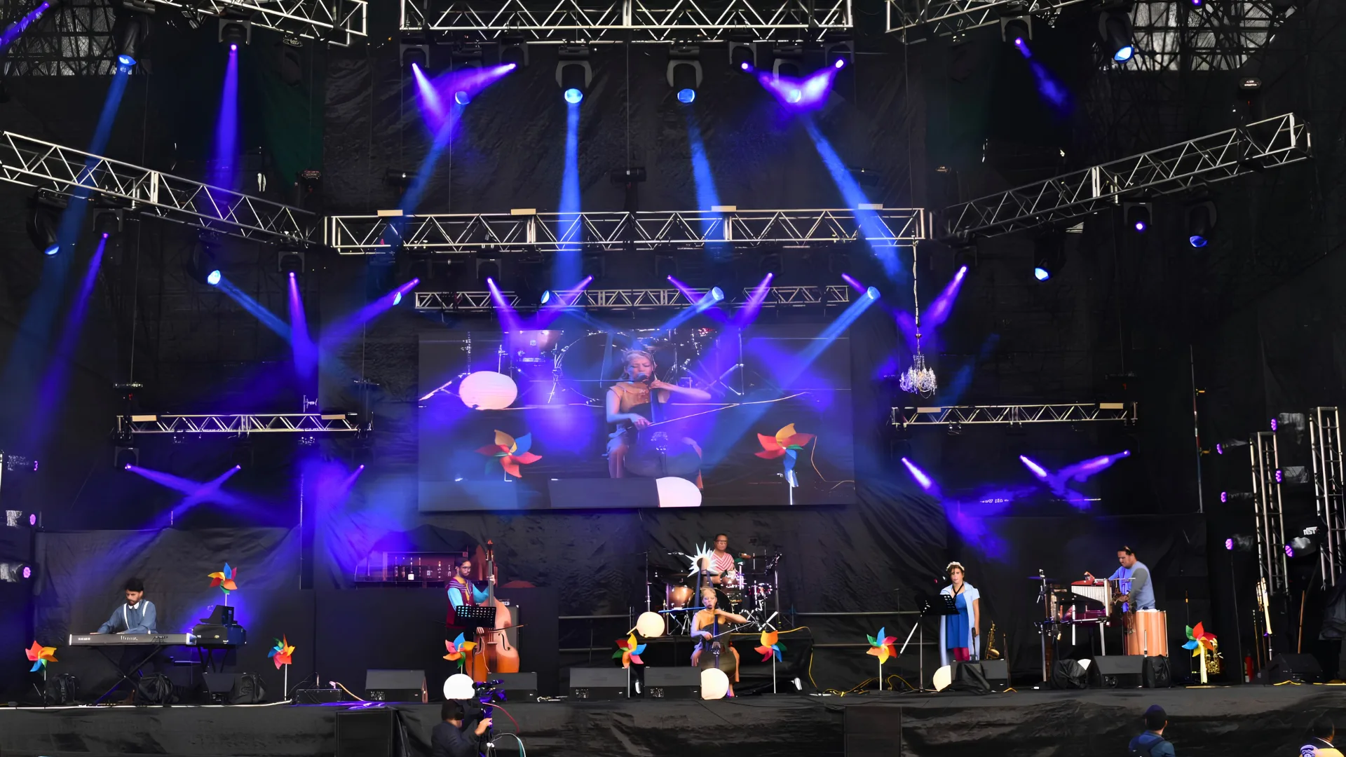 Elena y la Orquesta Lunar en Csota Rica