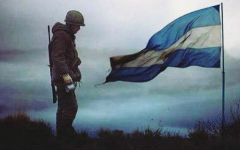 Malvinas 41 años. Un soldado frente a la bandera Argentina en las Islas Malvinas