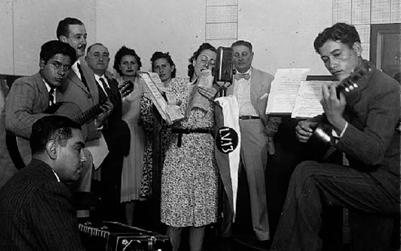Azucena Carmona en cantando una obra de la Comedia Cordobesa