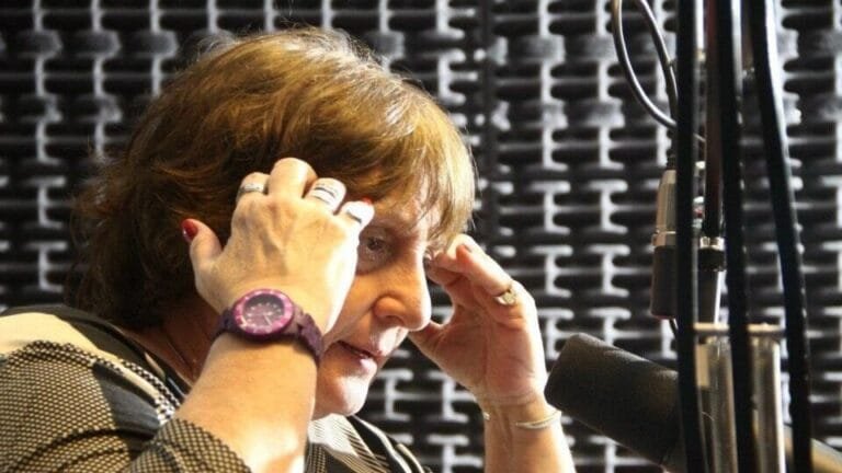La periodista y escritora María Seoane en un estudio de radio