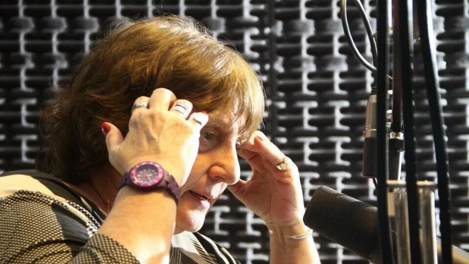La periodista y escritora María Seoane en un estudio de radio