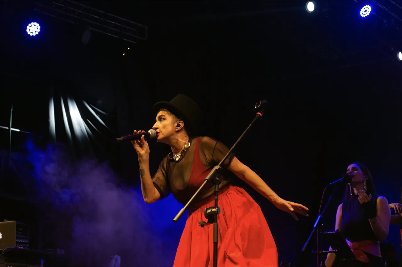 Hilda Canta Charly