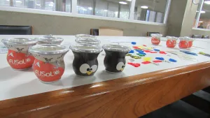 Mesa con mates de Linux y FLISoL 2025