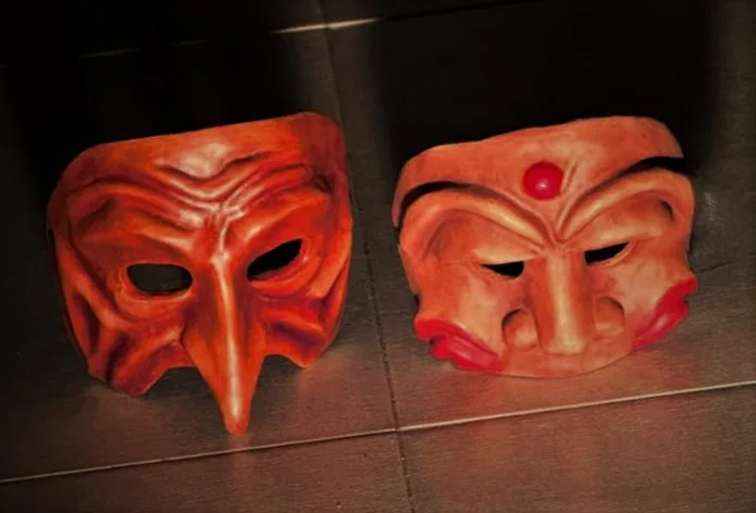 Máscaras de Pantalone y Arlequín de la obra teatral "Ayún, ver la luz en el otro"