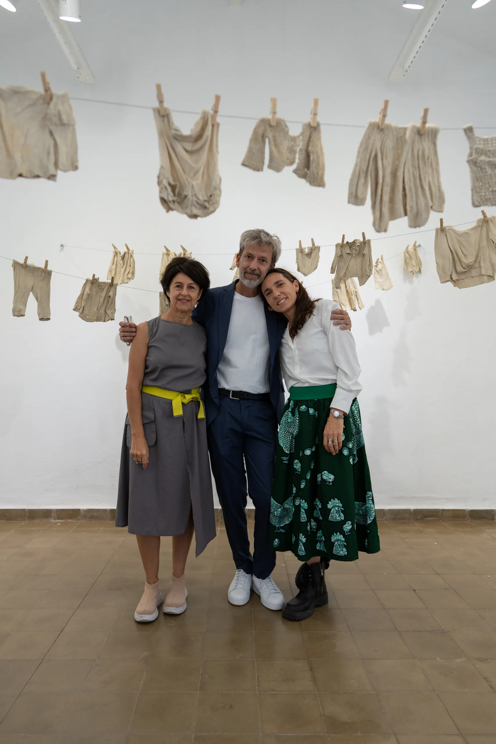 Gonzalo Cascón con la curadora Marta Rivero a su derecha y Carla Peresini a su izquierda