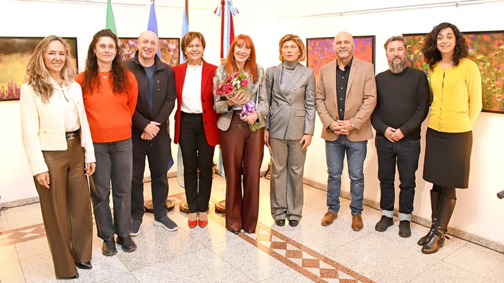 Autoridades en la inauguración de la muestra “El alma de las flores, la esencia del paisaje”, de Carlo Picone