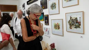 Una mujer recorre Feria GONG en Casa Cascón