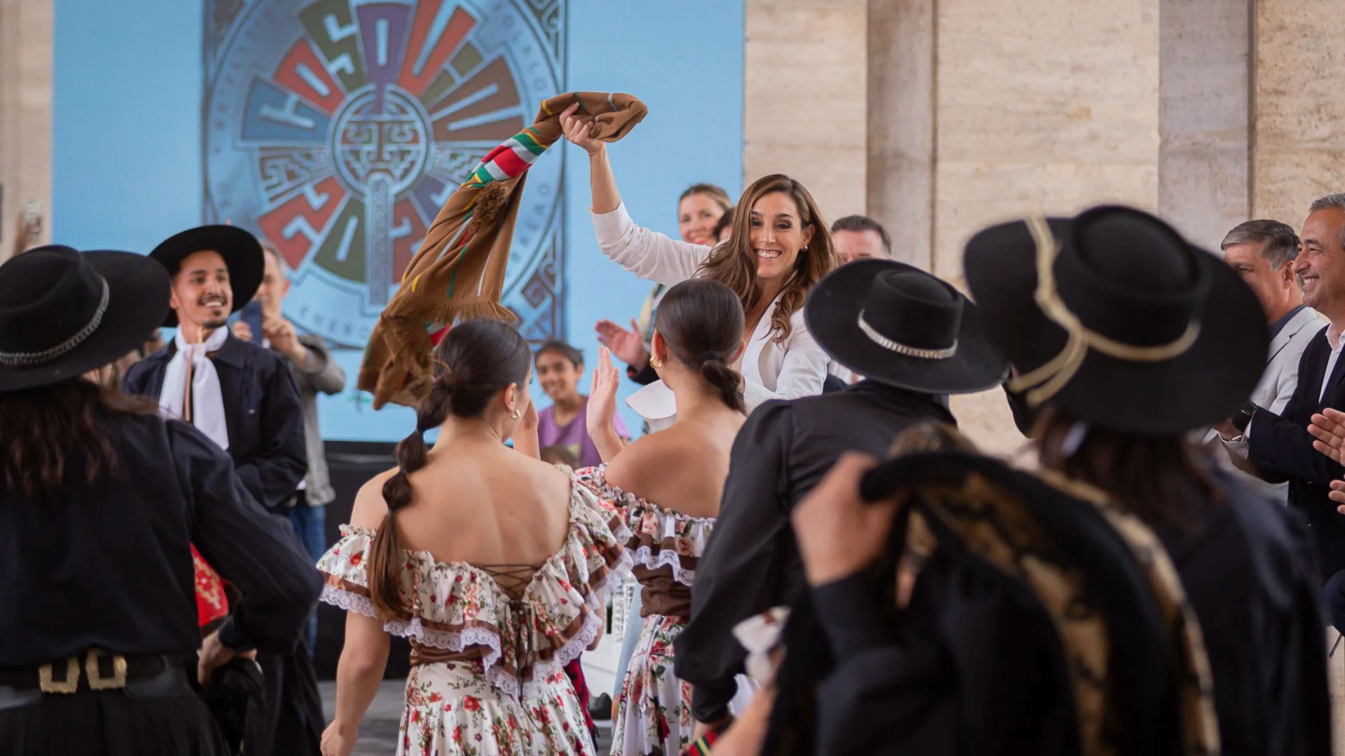 Soledad Pastorutti revoleando el poncho con bailarines de folklore