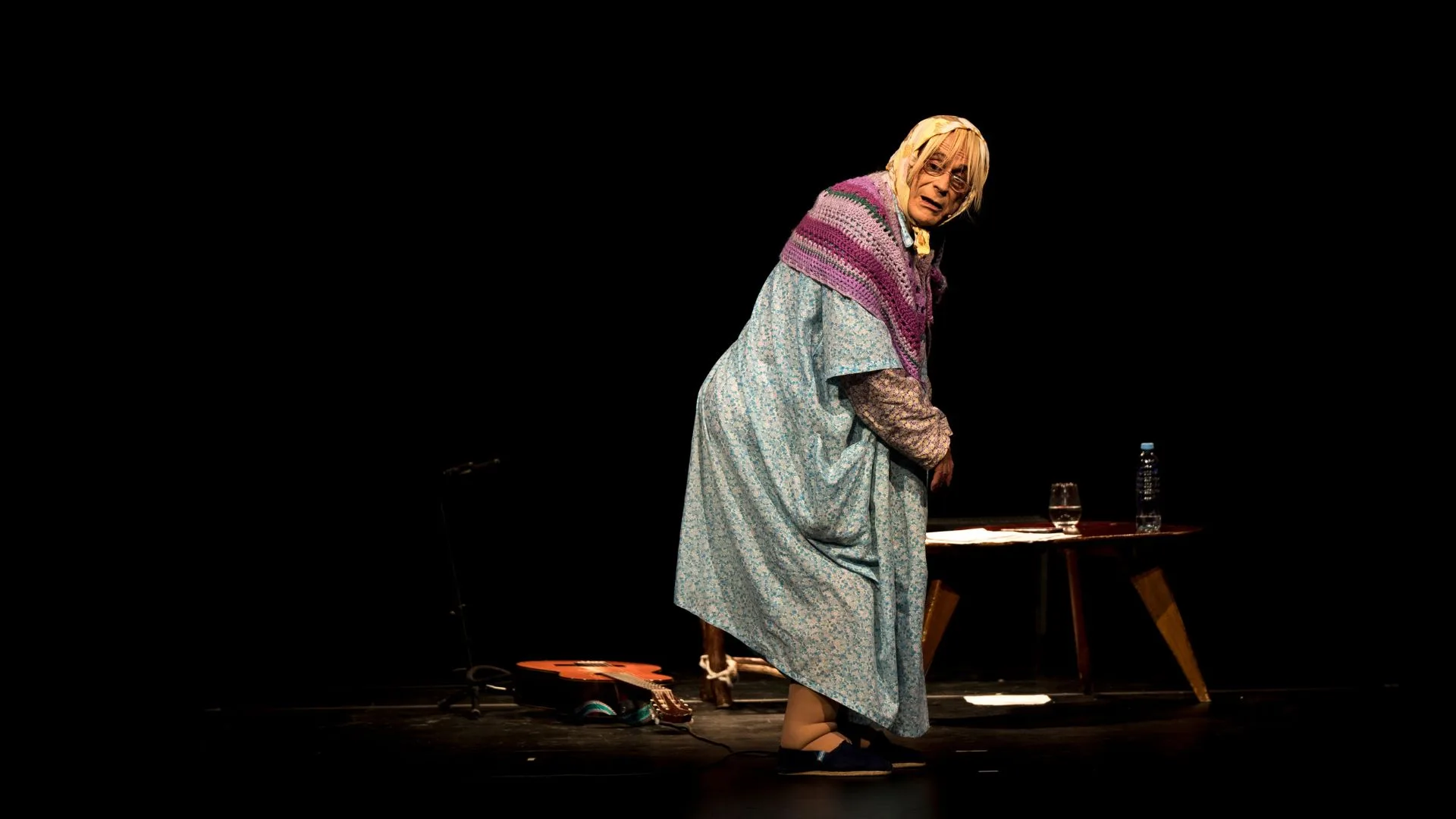 Doña Jovita bailando en el escenario