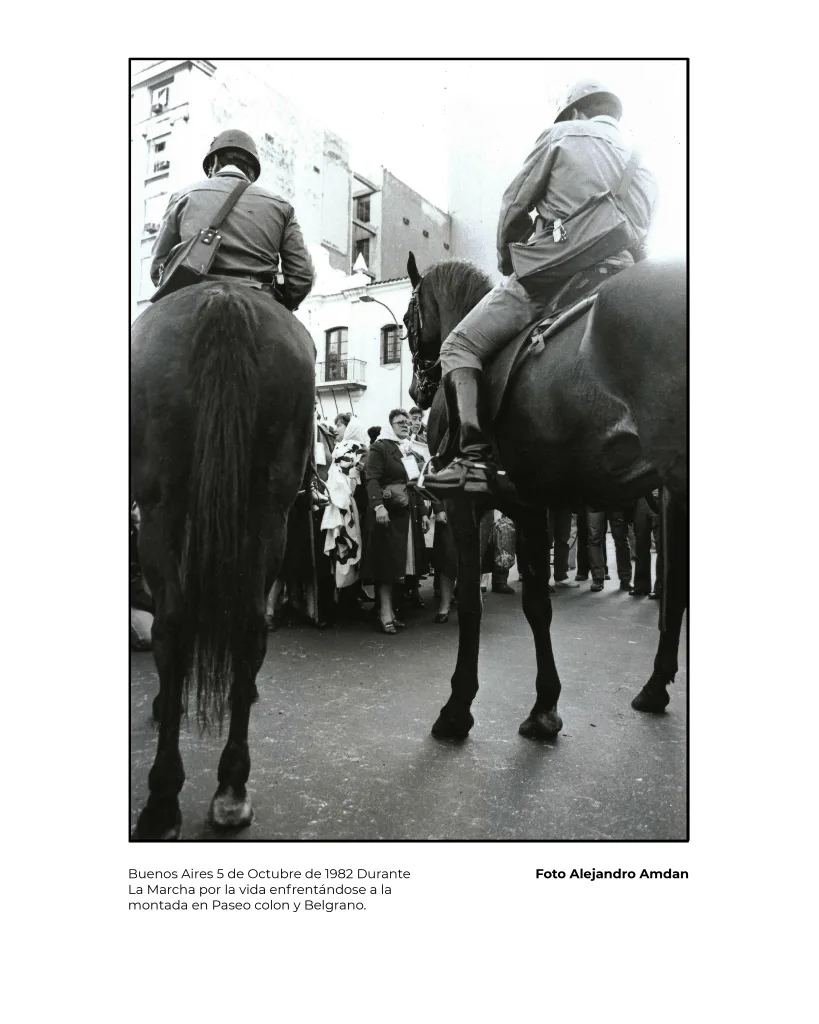 Nora Cortiñas y Madres de Plaza de Mayo se enfrentan a la policía montada.