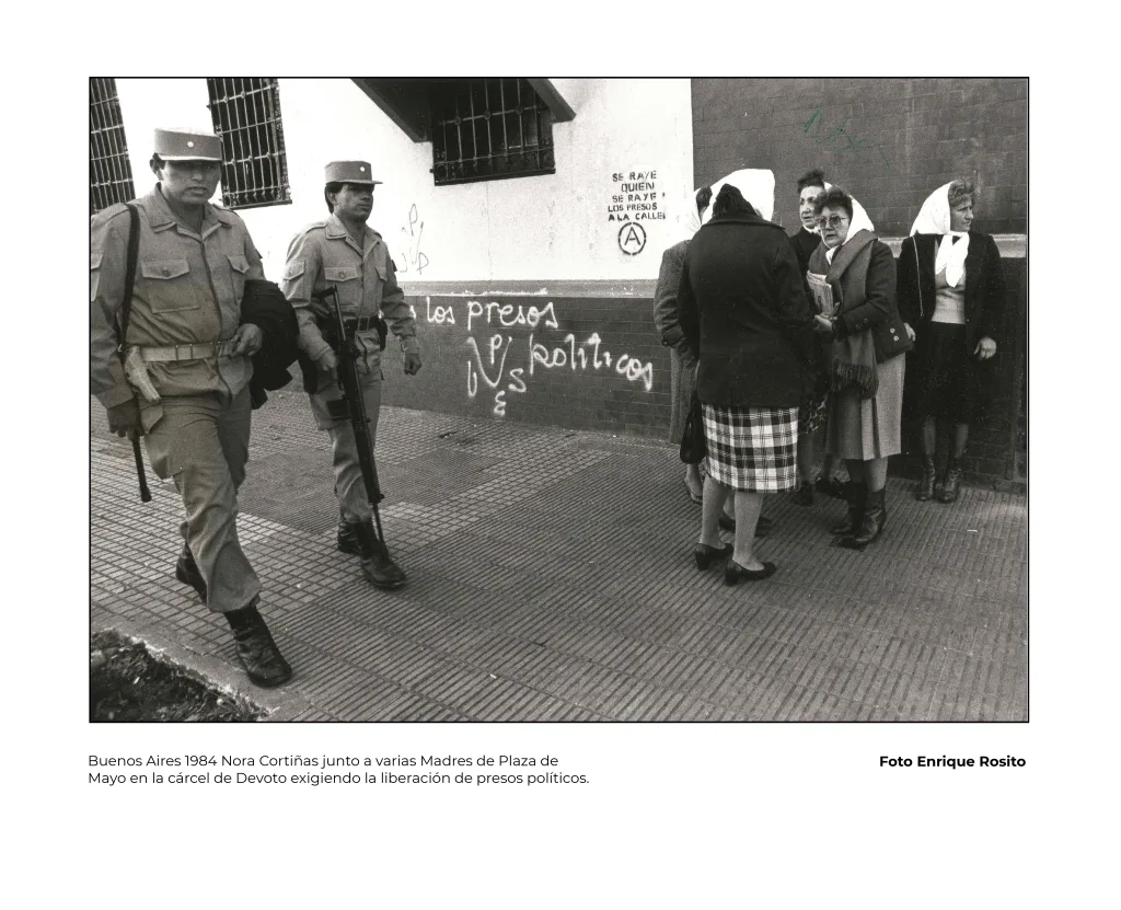 Nora cortiñas junto a otras Madres de Plaza de Mayo afuera de la cárcel cuando pasan uniformados con armas