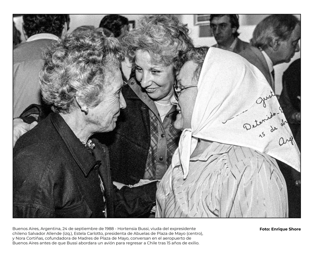 Tres mujeres conversando en el aeropuerto son Hortensia Bussi, viuda de Salvador Allende, Estela de Carlotto y Nora Cortiñas