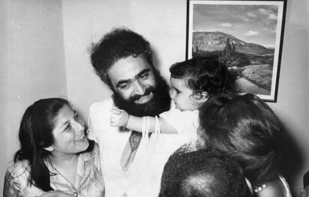 Mercedes Sosa y Jorge Cafrune (con su hija Yamila en brazos), en el Festival de Cosquin
