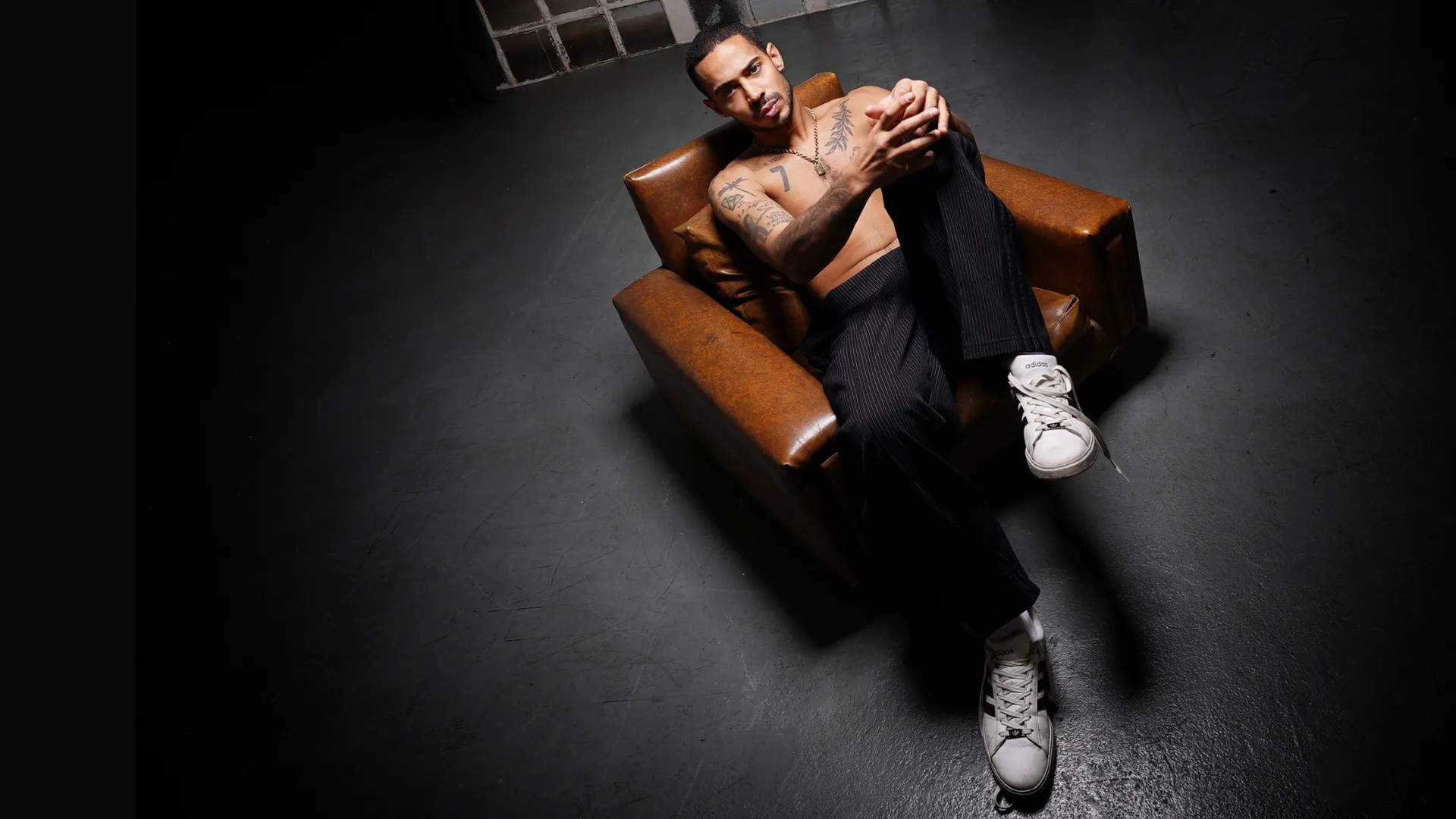 Juane Pelegrin recostado en un sillón