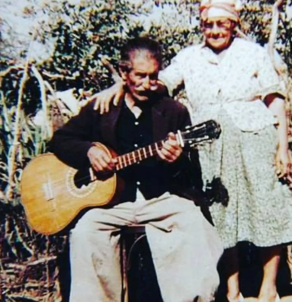 El abuelo y la abuela con la guitarra "La Bonita" en El Milagro