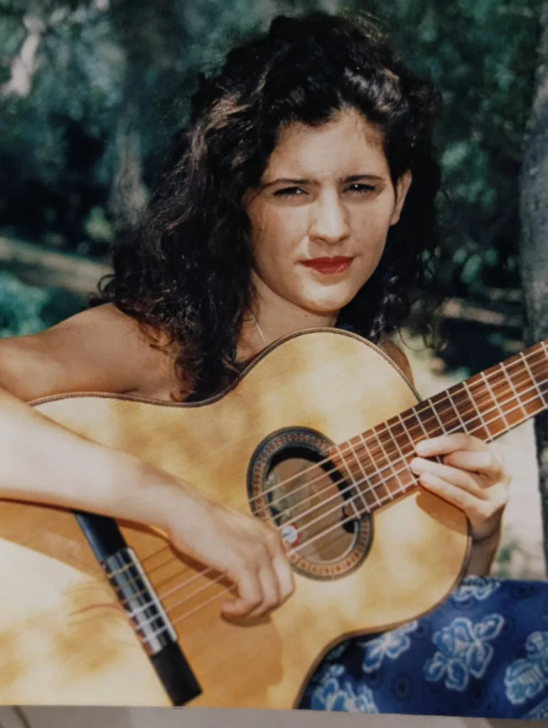 Mery Murúa con la guitarra "La bonita"