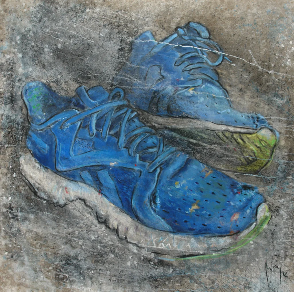Zapatillas azules pintadas por Gabriel Garay, de su muestra "De donde vengo"