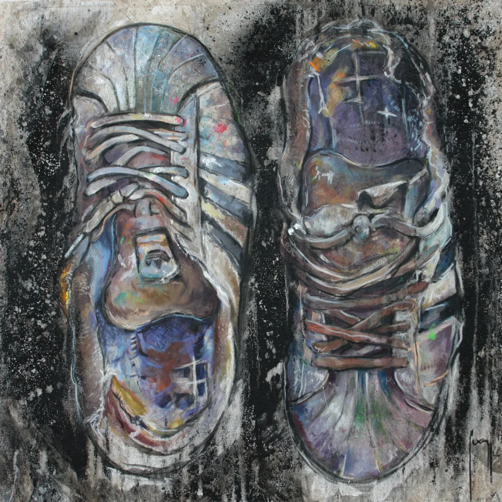 Zapatillas pintadas por Gabriel Garay, de su muestra "De donde vengo"