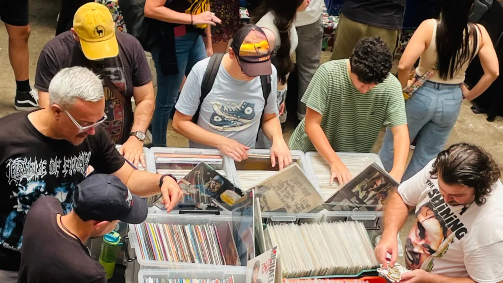 Coleccionistas viendo vinilos en bateas