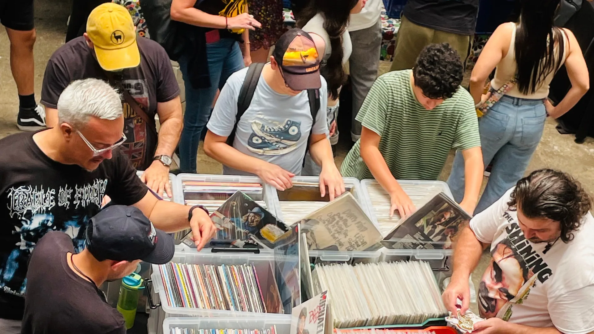 Coleccionistas viendo vinilos en bateas