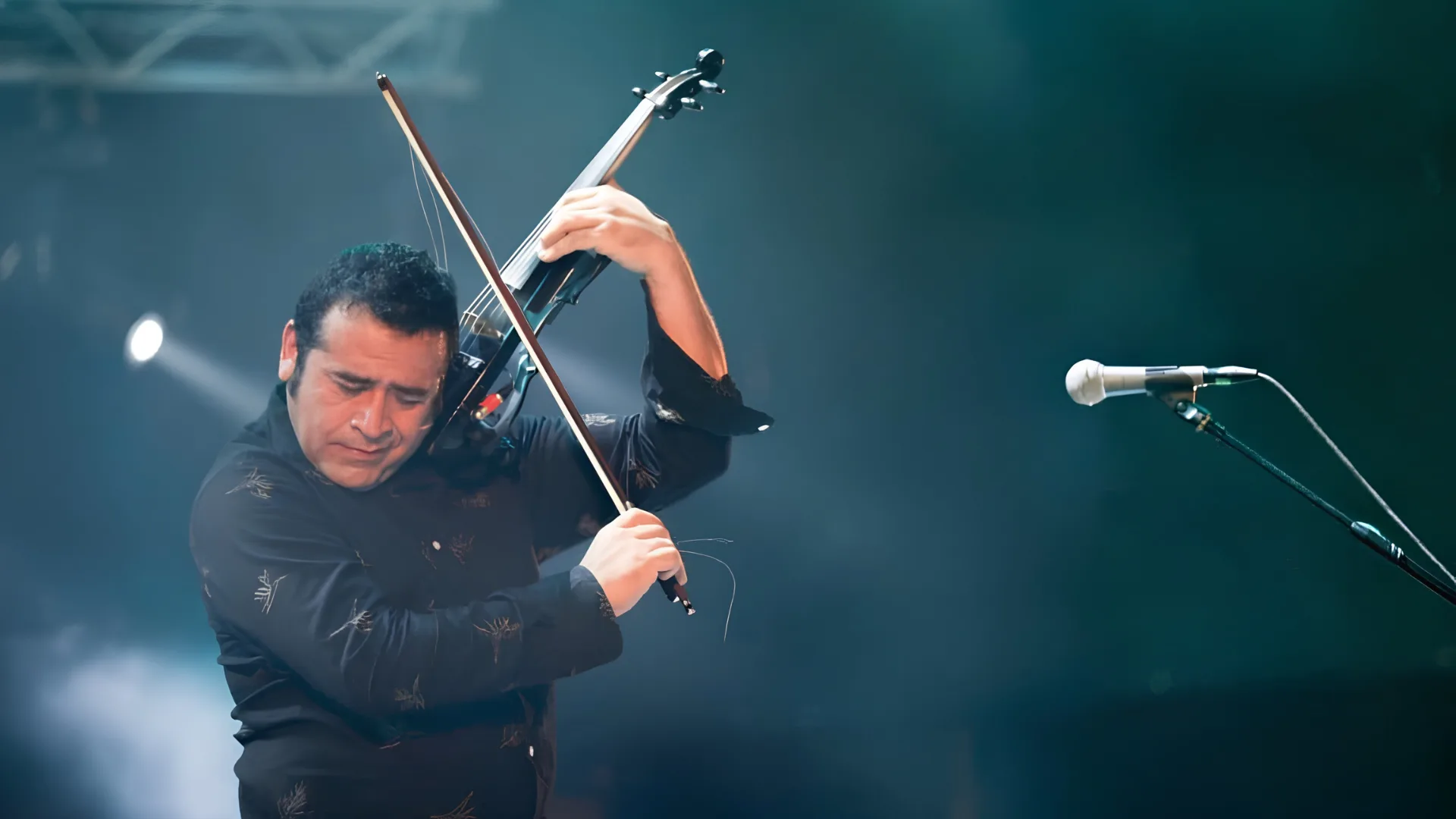 Néstor Garnica tocando el violín