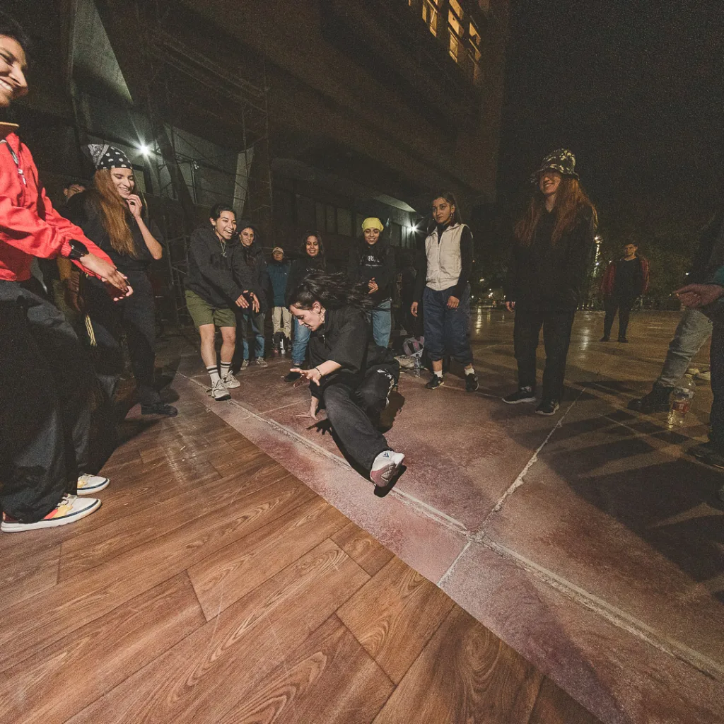 b-girl en una batalla de hip-hop