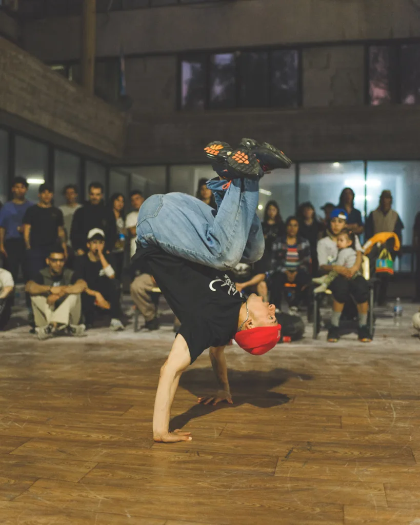 b-boy en una batalla de hip-hop