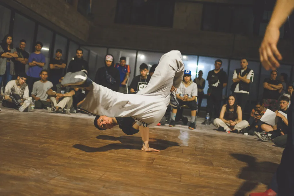 b-boy en una batalla de hip-hop