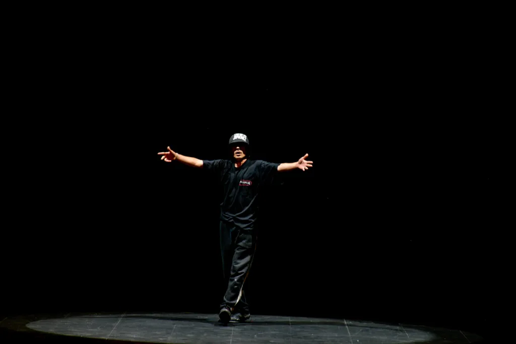 el b-boy Matías Ligato bailando hip-hop