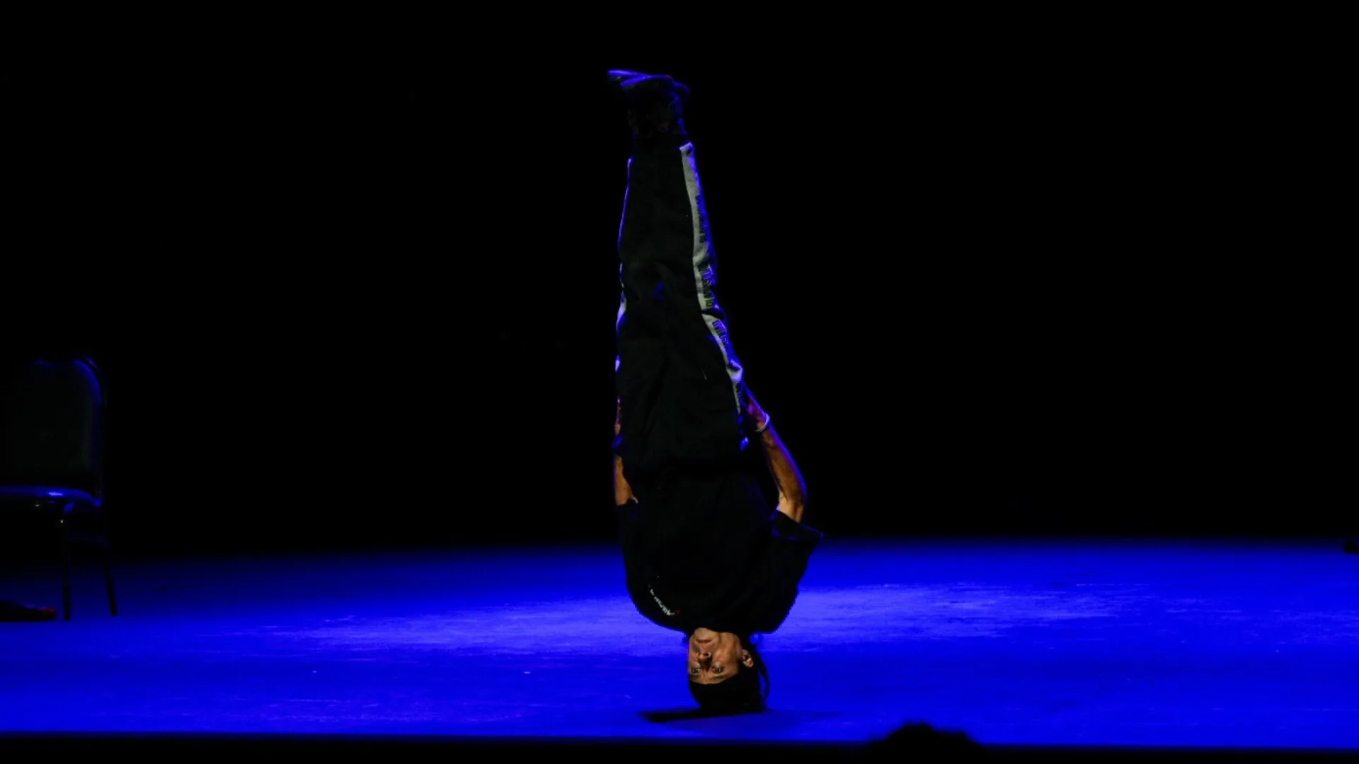 Matías Ligato bailando breaking
