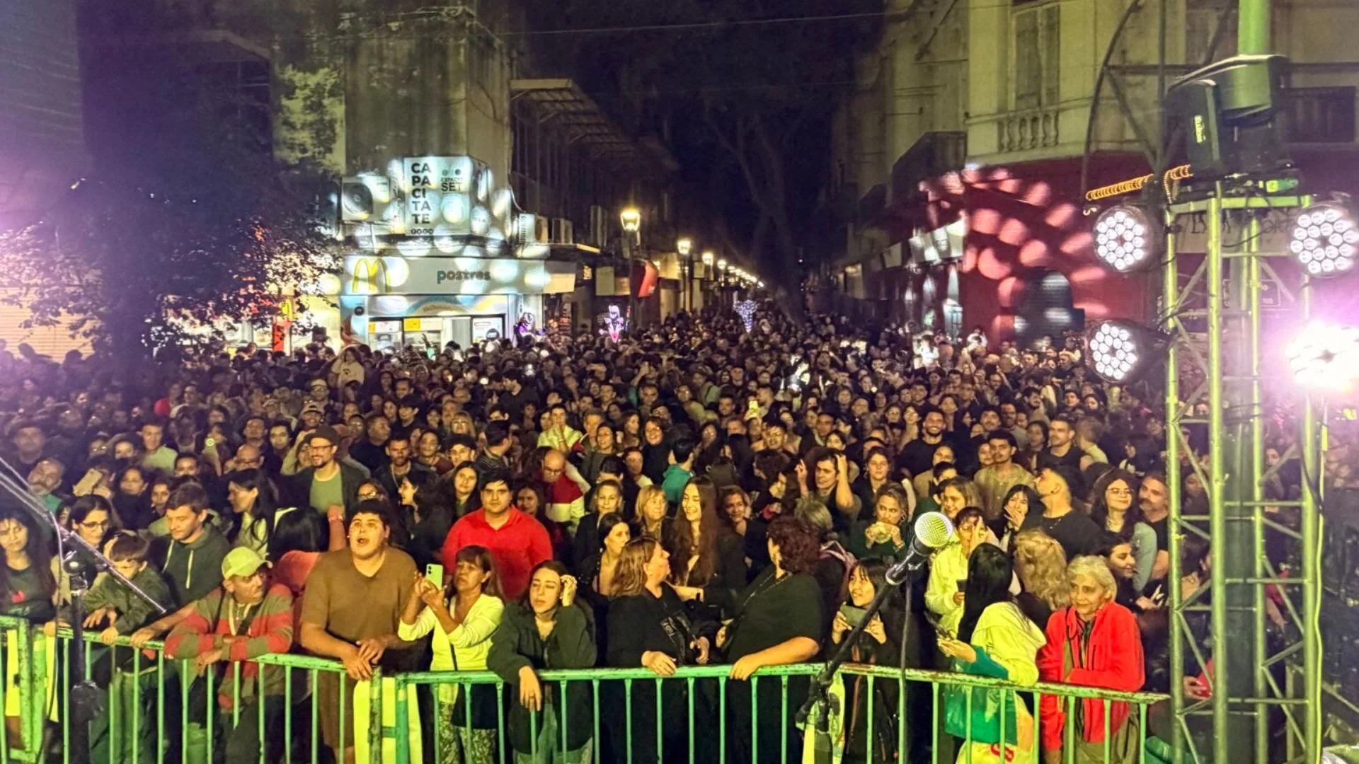 El centro de Córdoba en la noche de las galerias